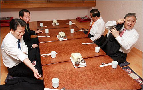 '문·근·영' 신촌설렁탕설렁탕 회동... "'근'이 빠져서"